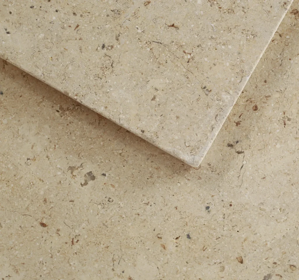 imperial-Gold-Tumbled-Hond-scaled-1.webp